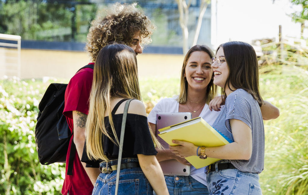 Etudiants heureux a la rentrée décalée de l'ISTEC